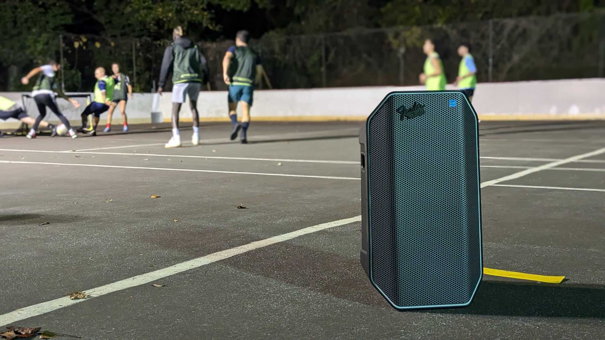 Le haut-parleur Fender x Teufel Rockster Air 2 à l'extérieur lors d'un match du Street FC.