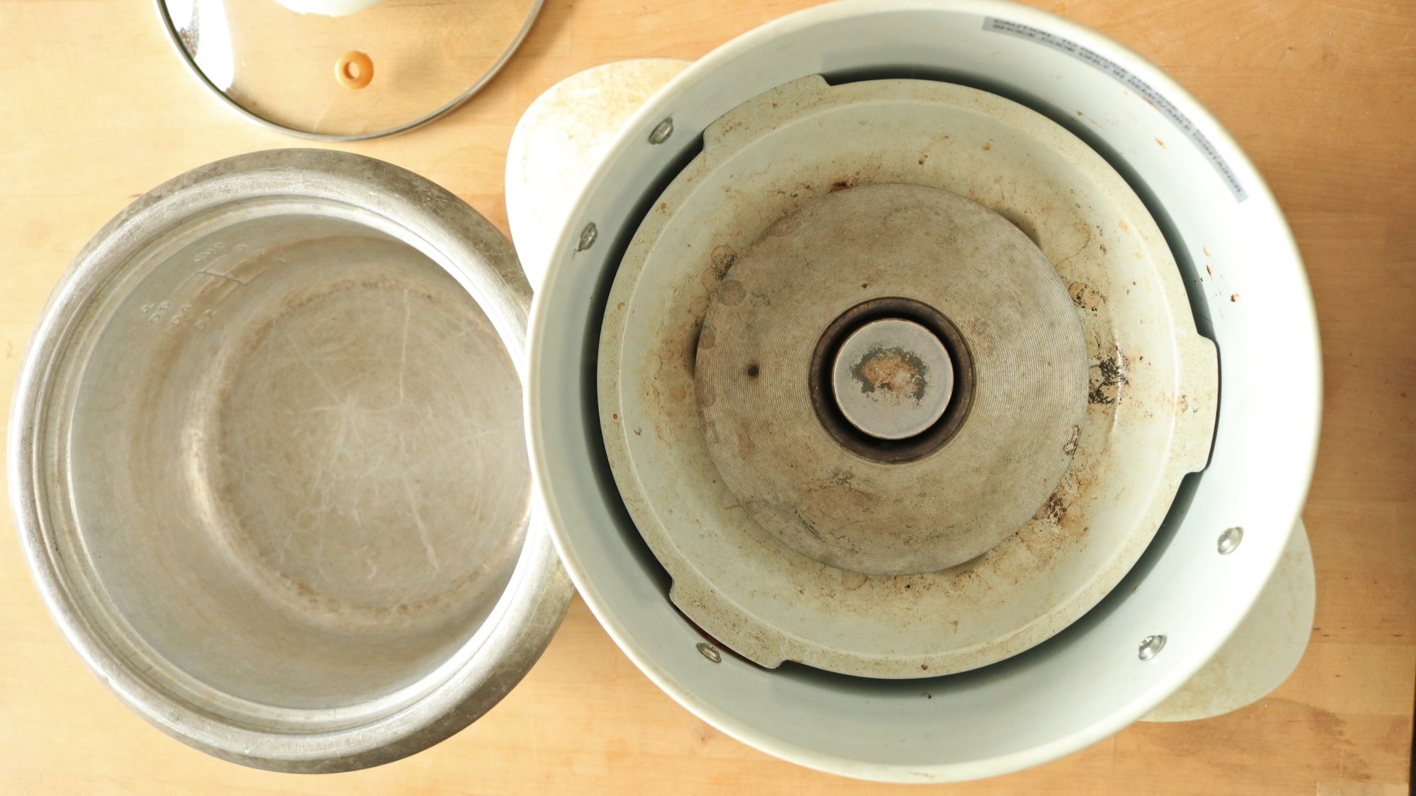 L'intérieur d'un cuiseur à riz sur une table.