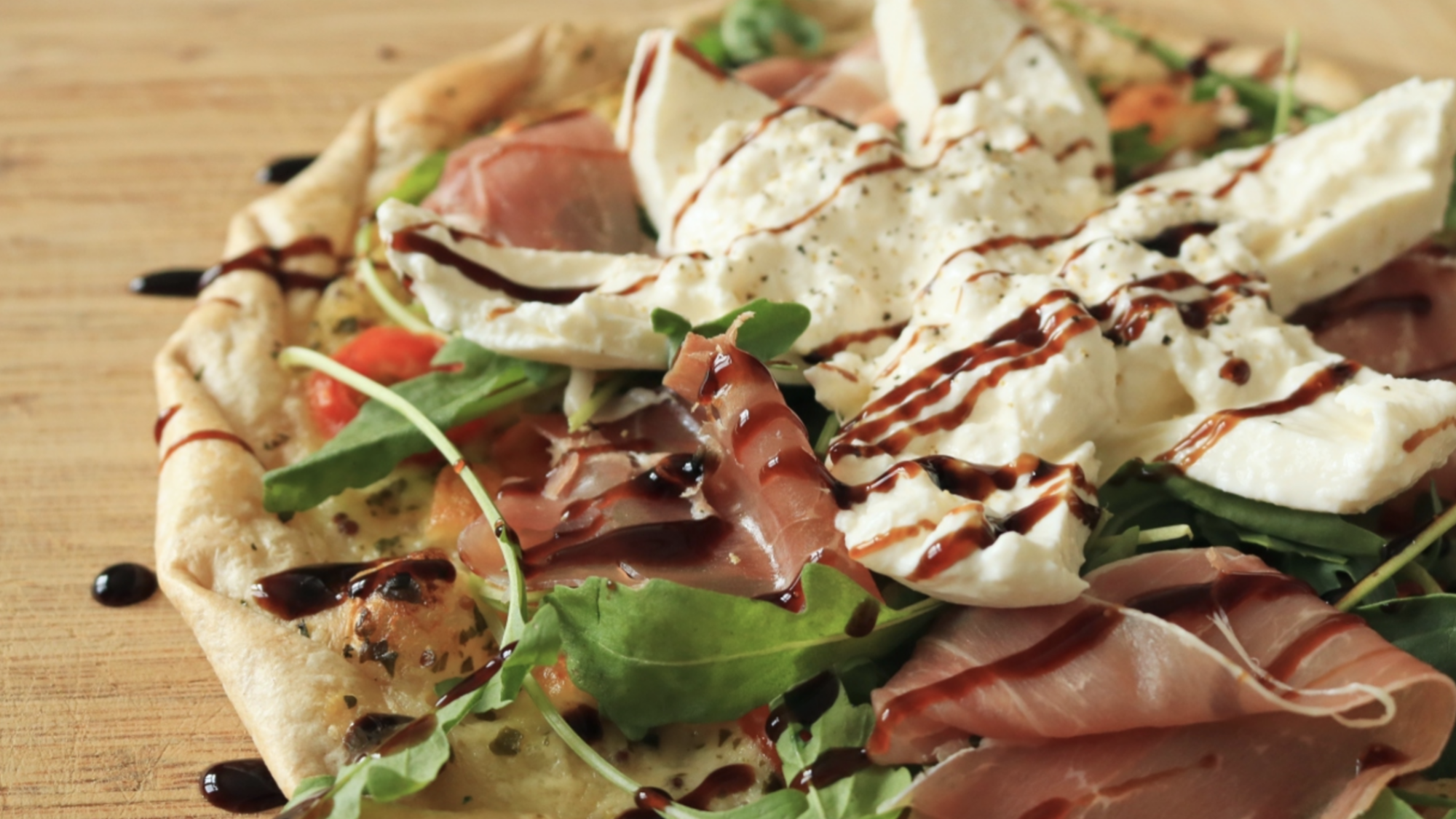 Close-up tir d'une pizza avec burrata sur le dessus.