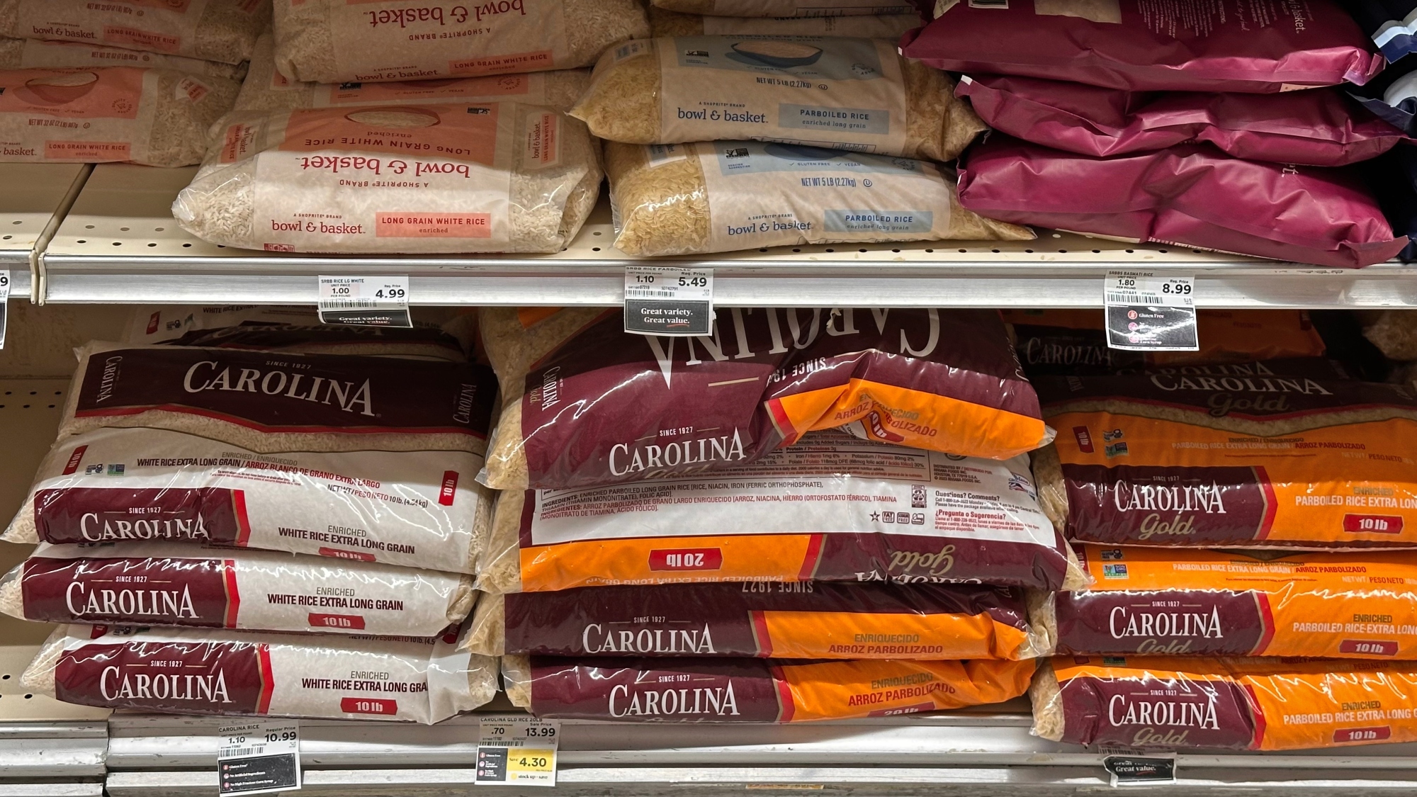 Des sacs de riz empilés sur une étagère d'épicerie