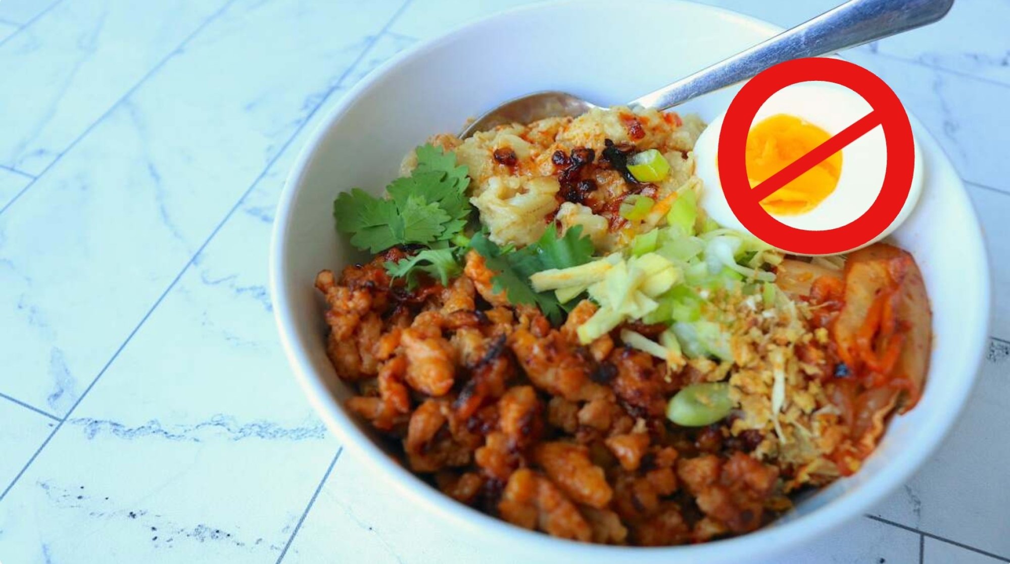 Un bol d'avoine salée avec un rouge 