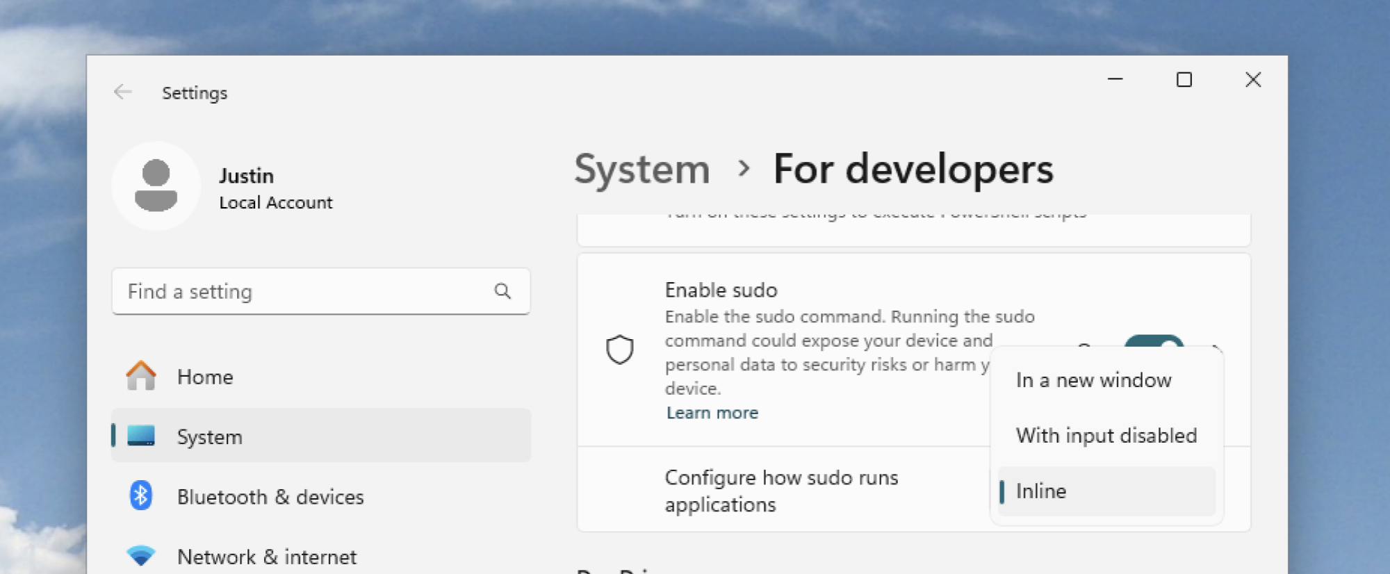 L'application des paramètres Windows s'est ouverte aux paramètres du développeur. Sudo est basculé et la liste déroulante affiche trois options: dans une nouvelle fenêtre, avec entrée désactivée et en ligne.