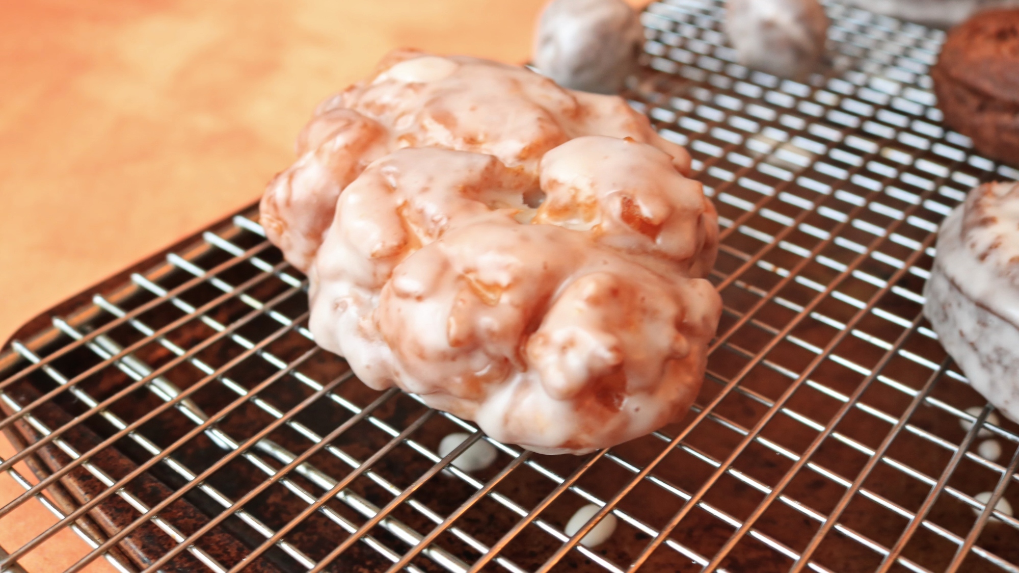 Un beignet de pomme sur une grille.
