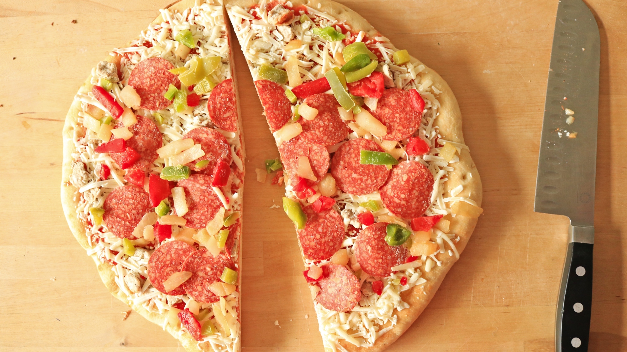 Une pizza surgelée coupée en deux.