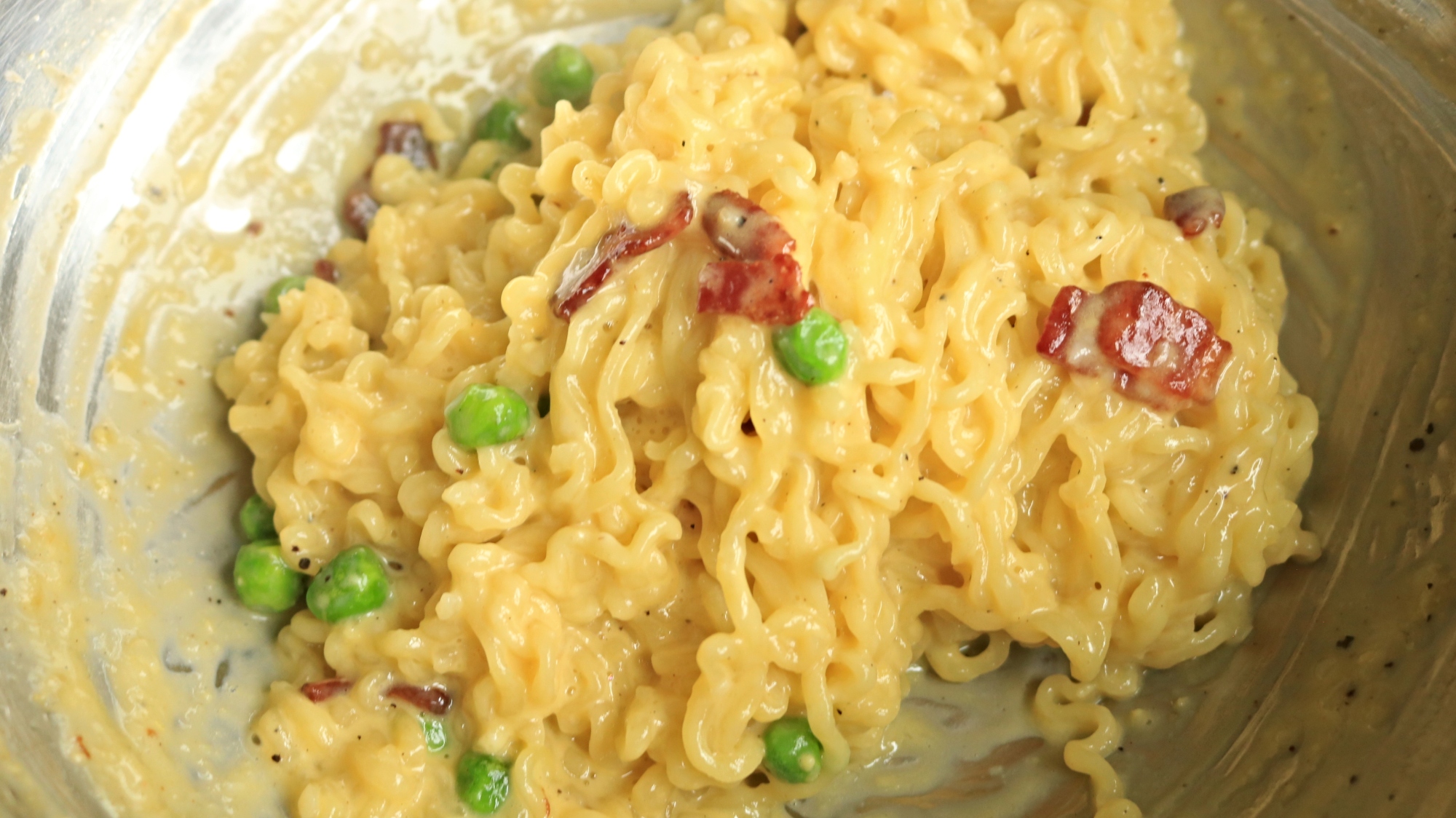 Ramen carbonara dans un bol.