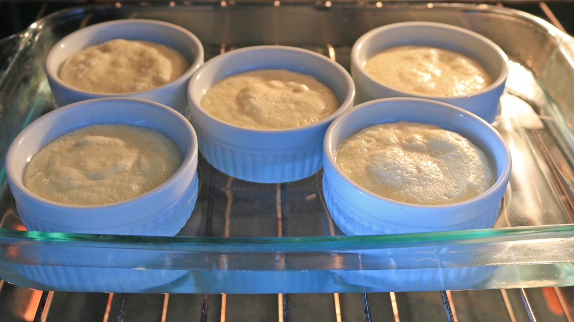 Ramekins avec pâte dans un bain-marie.
