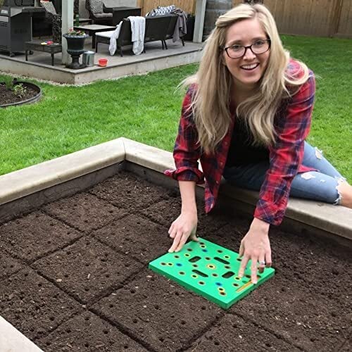 Square carré - outil d'espaceur de graines pour la récolte maximale, les plantes organisées et moins les mauvaises herbes - le jardin du pied carré comprend des modèles codés en couleur, un dibber magnétique, une règle, une cuillère et un guide de plantation