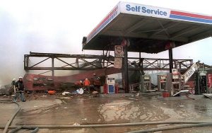 Seul l'échafaudage de la station-service était toujours reconnu. Le reste était en décombres et en cendres. Photo: Belga