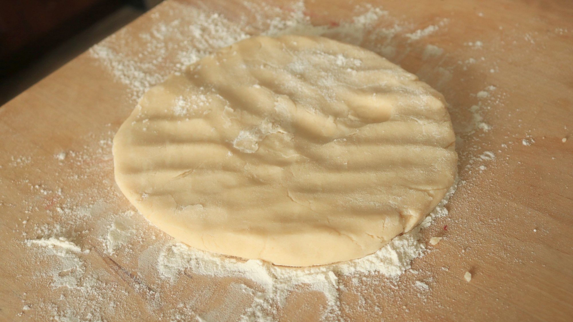 Un cercle de pâte à tarte reposant sur le comptoir.