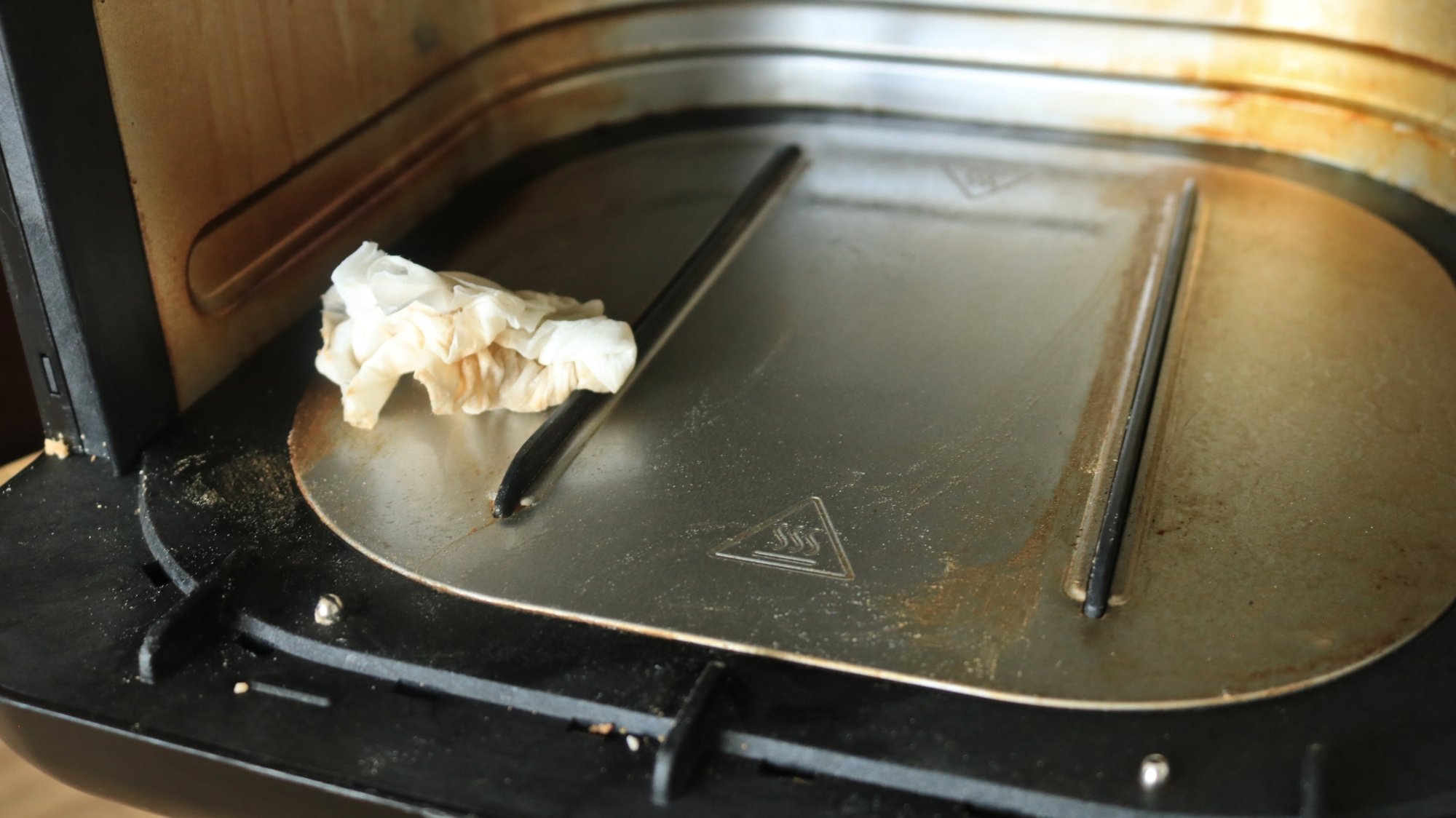 L'intérieur d'une friteuse à air, à moitié nettoyée.