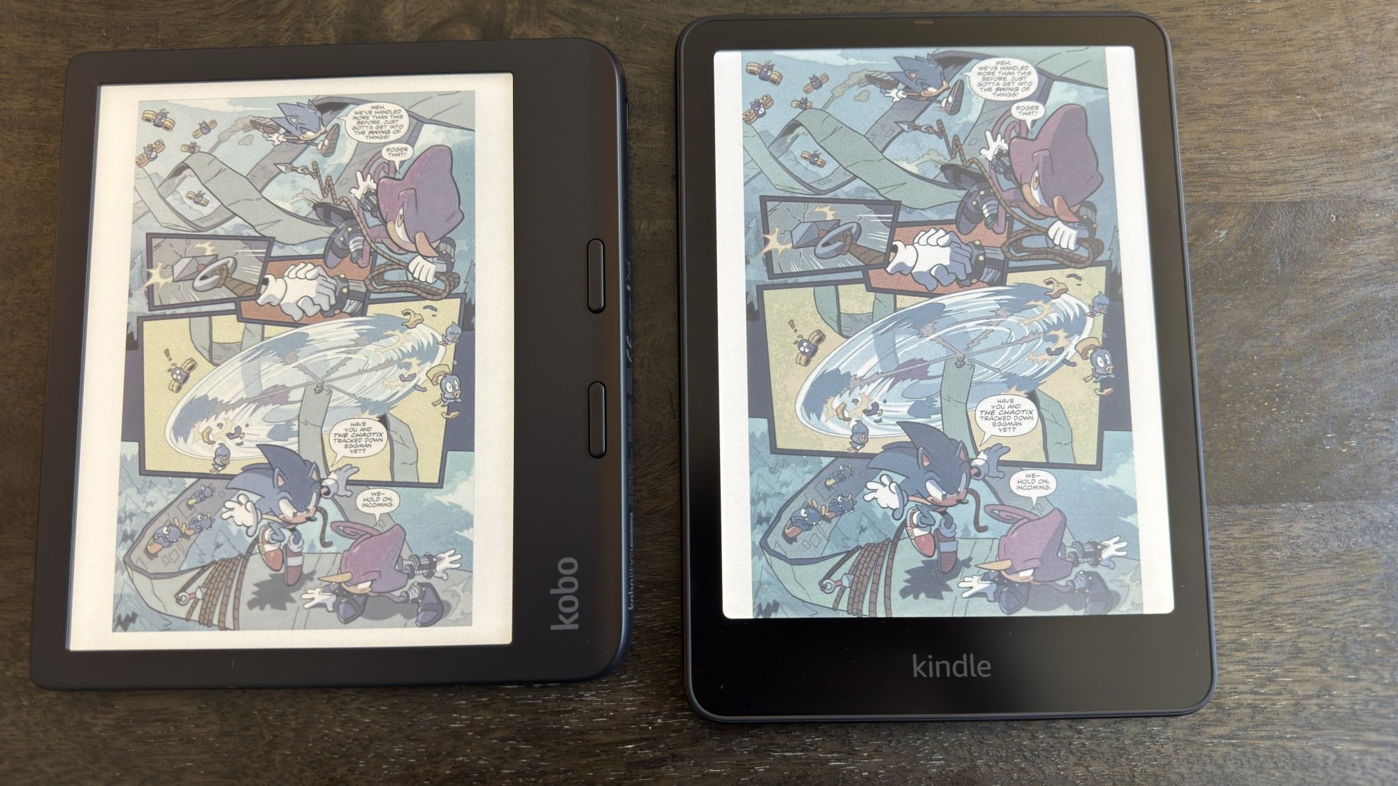 Une bande dessinée «Sonic the Hedgehog» sur la couleur de Kobo Libra (à gauche) et Kindle Colorsoft (à droite).