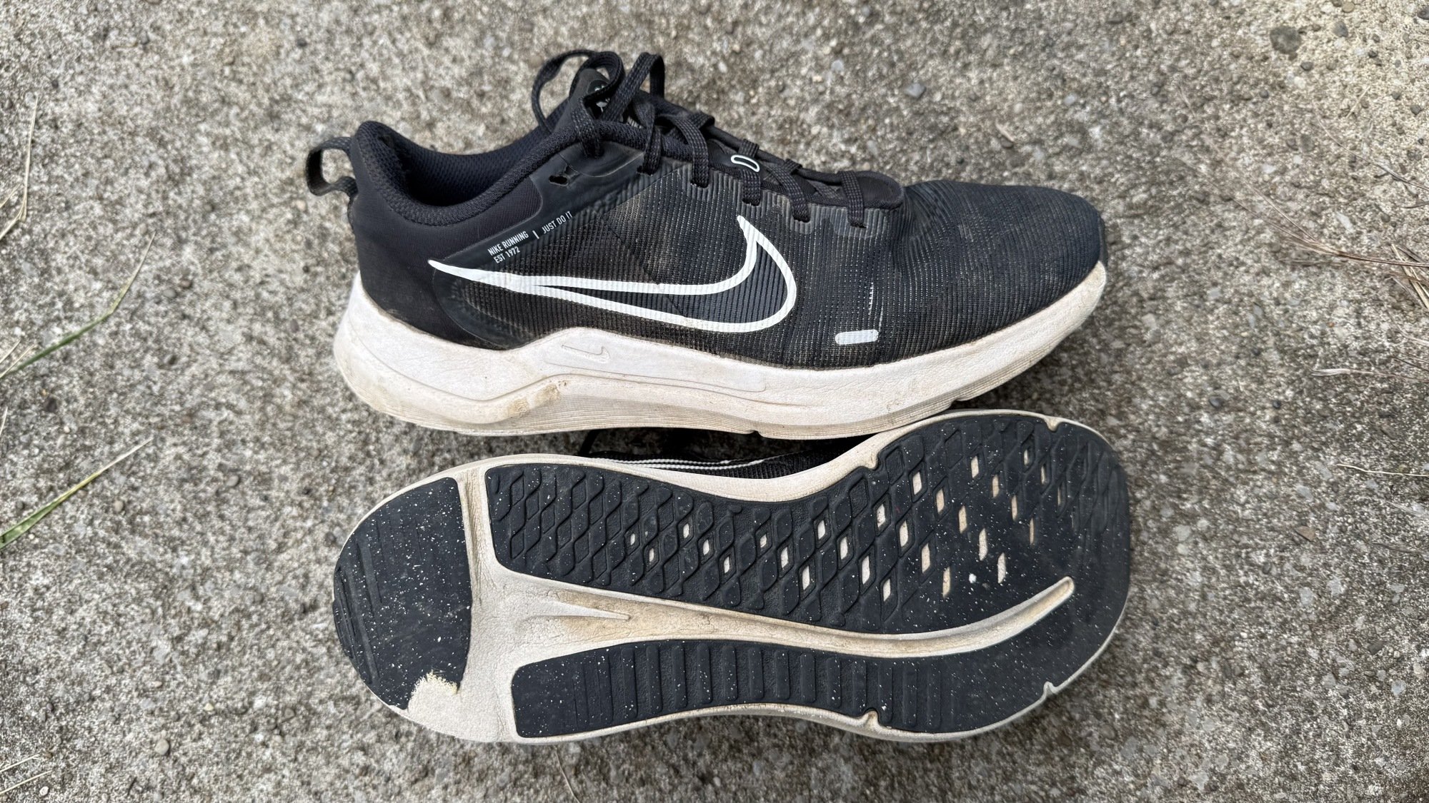 Nike Downshifters, vue latérale et de la semelle