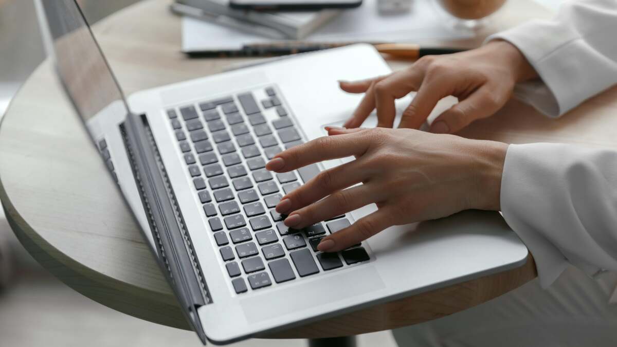 Lorsque vous videz votre boîte de réception, essayez de la trier par expéditeur