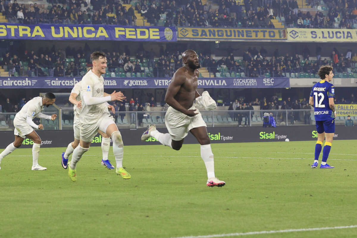 Rédemption : Romelu Lukaku marque le but vainqueur pour Naples dans la dernière seconde de la rencontre à Vérone