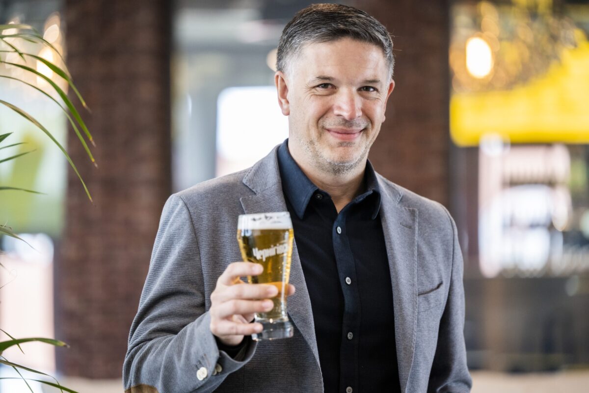 Le patron d'AB InBev a reçu 85,8 millions d'euros d'actions et d'options en 2025 en plus de son salaire fixe