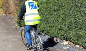 Les gilets fluorescents jaunes avec un symbole bleu offrent plus de sécurité aux personnes malentendantes