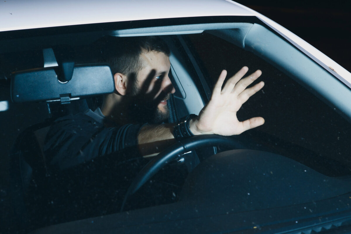 Collision frontale : un conducteur aveuglé se retrouve dans la voie opposée