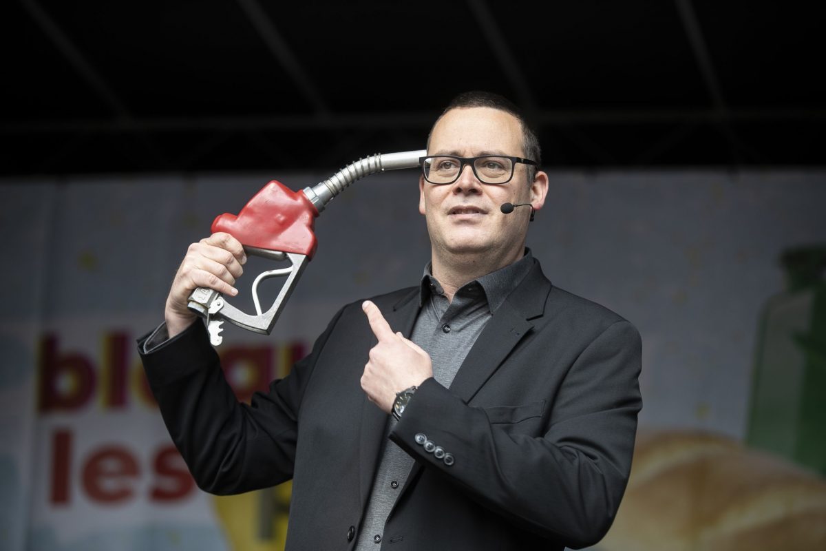 Le PTB veut geler les prix du carburant dans les stations-service – critique du gouvernement et des multinationales