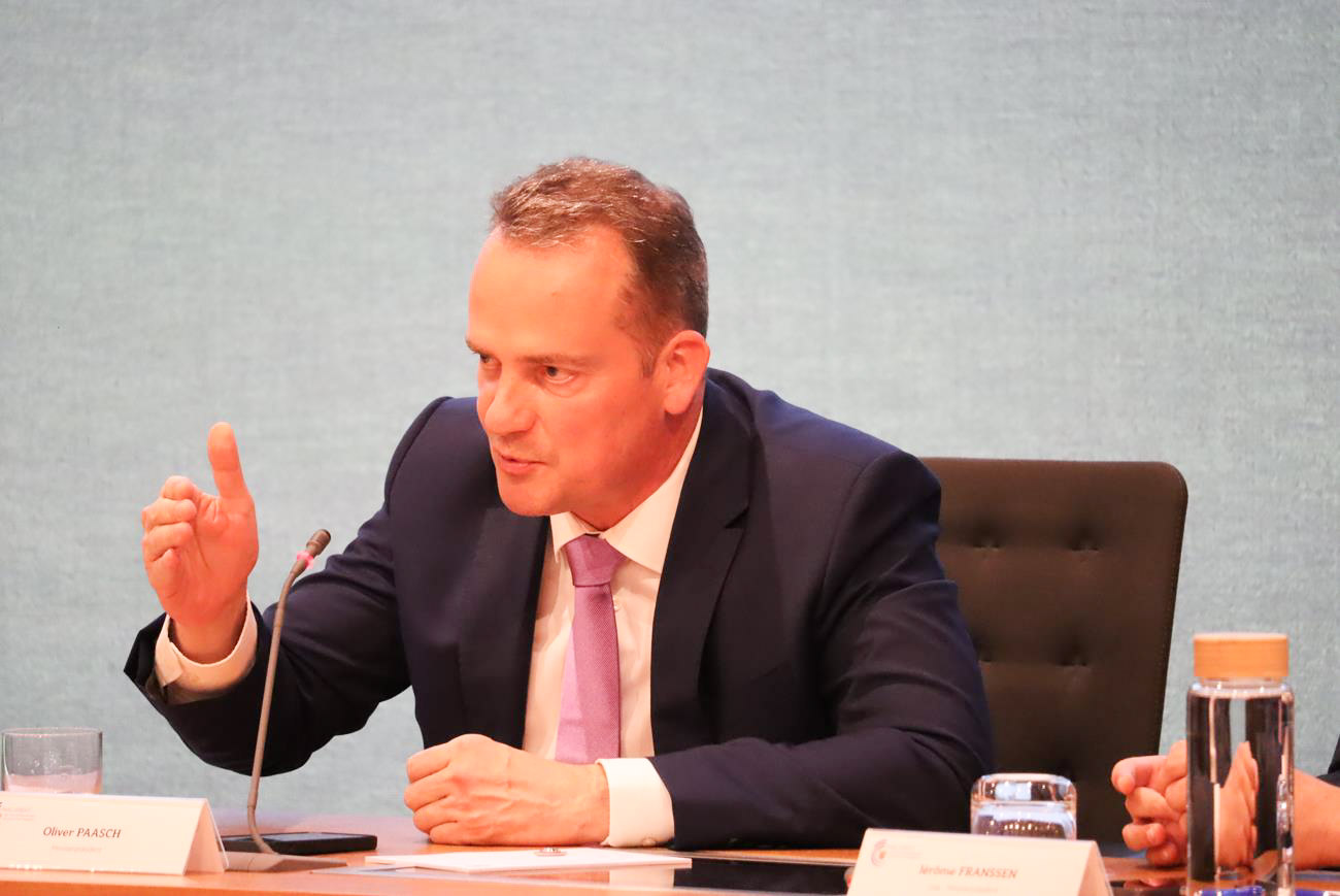 Le Premier ministre Oliver Paasch réagit avec colère au « questionneur honorable » Michael Balter