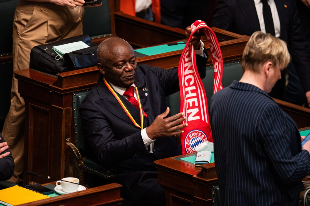 Le père Kompany est fier de son fils Vincent : avec une écharpe du Bayern au Parlement belge à Bruxelles