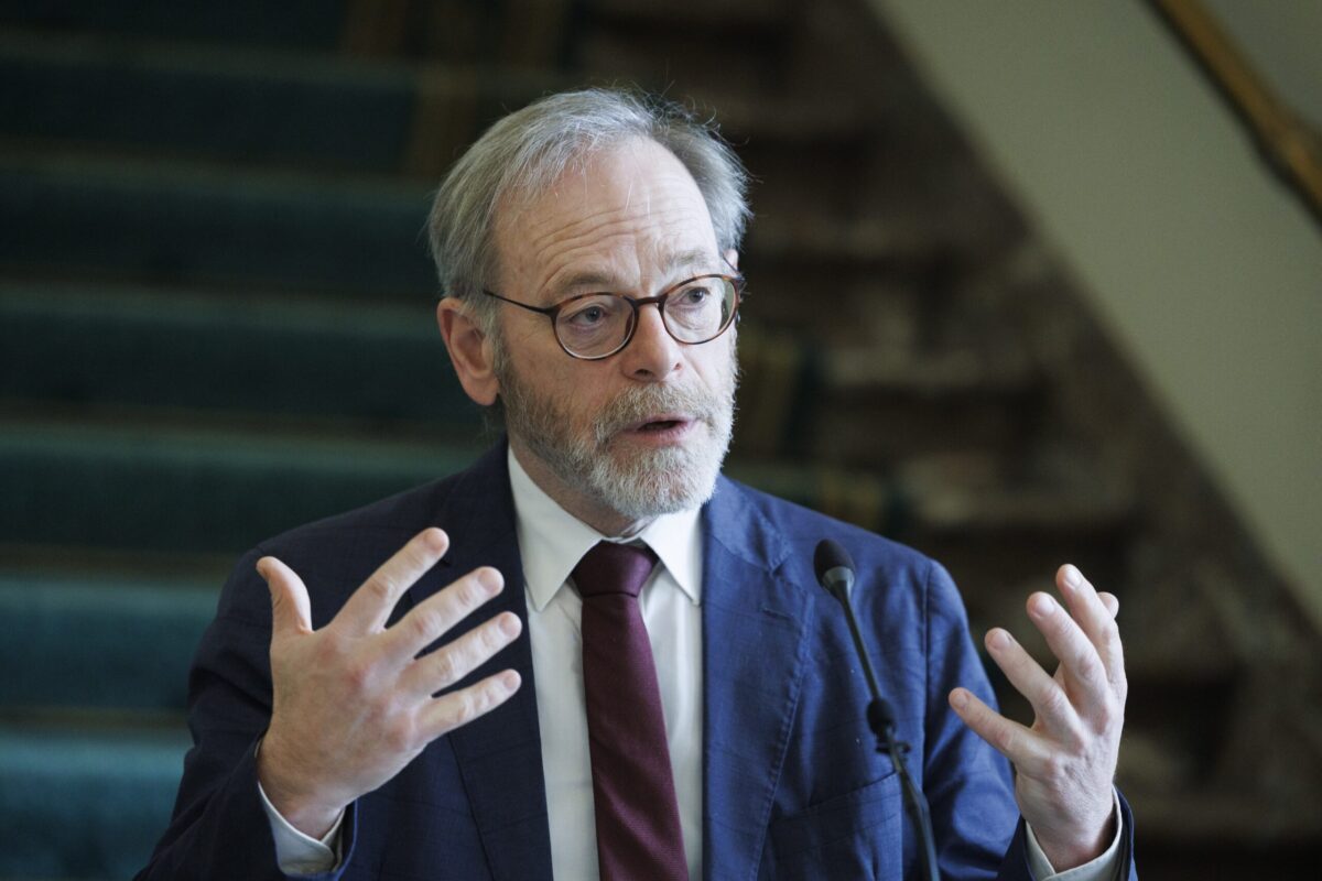 Le président de la Chambre réclame moins de députés : « Cinquante personnalités fortes suffiraient »