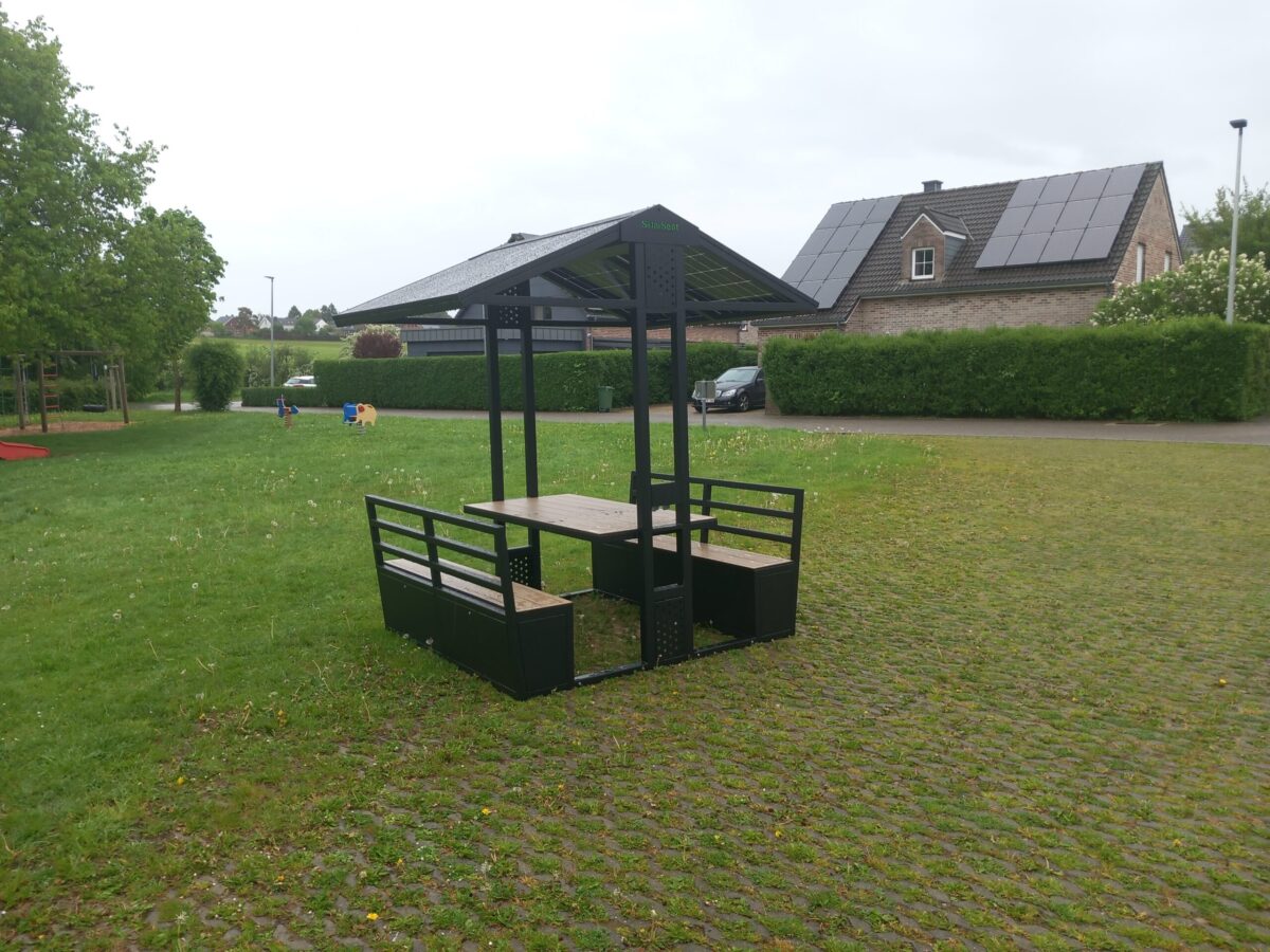 Banc solaire sur la promenade Bennet à Kettenis