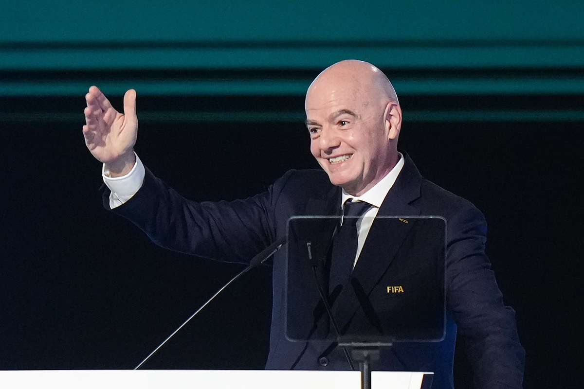 L'UEFA tente de relancer le football, mais la FIFA d'Infantino le détruit (interjection)