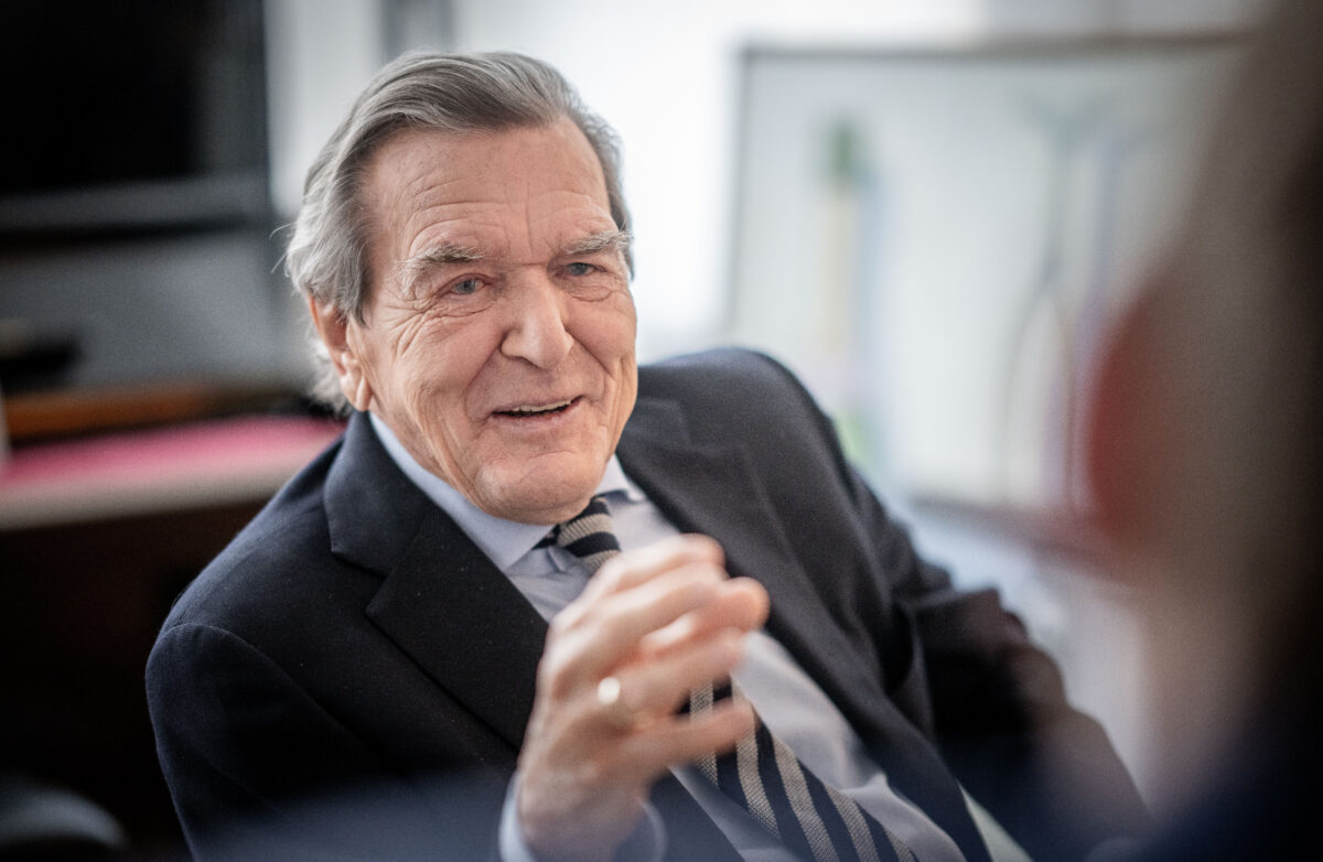 Ukraine : Poutine fait intervenir Schröder en tant que médiateur