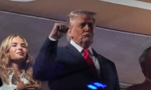 Trump hué – les sondages chutent – la guerre contre l&rsquo;Iran devient pour lui un boomerang politique