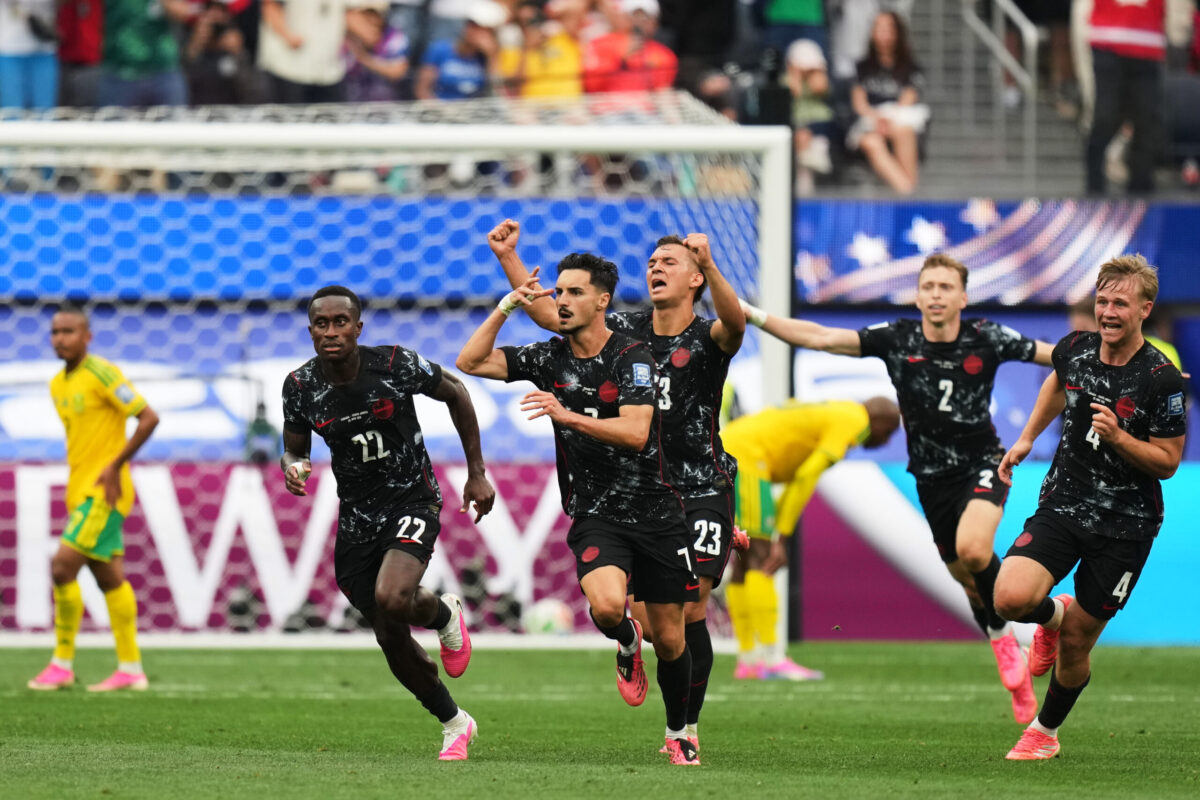 Le Canada, co-organisateur, a atteint les huitièmes de finale de la Coupe du monde après une victoire 1-0 contre l'Afrique du Sud de Hugo Broos.