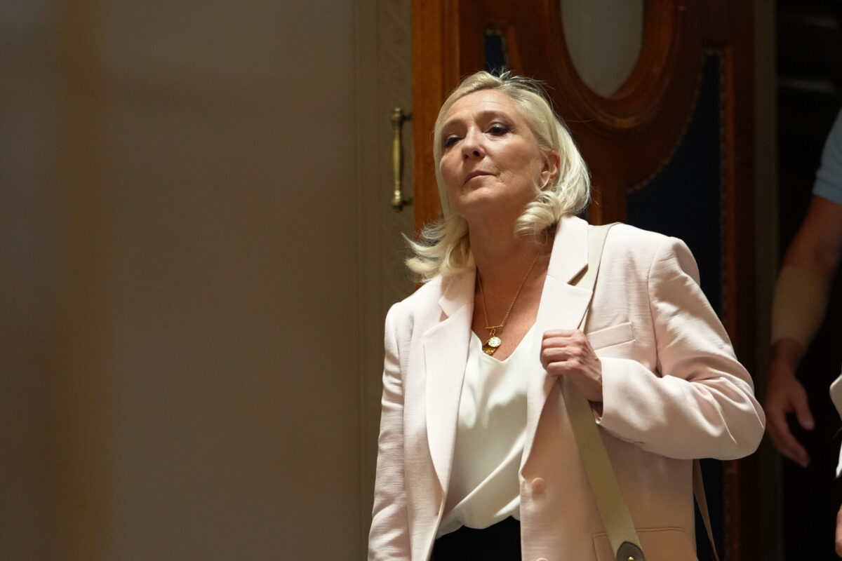 Le tribunal condamne Le Pen à un an de prison pour un bracelet à la cheville