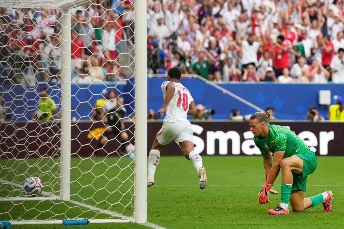 Le Norvégien Nyland fait une erreur comme le Belge Lammens - cela est également arrivé à Oliver Kahn lors de la finale de la Coupe du monde 2002