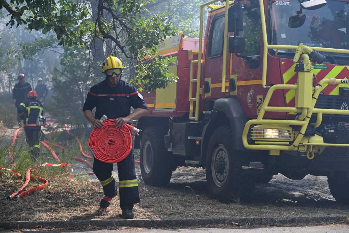 Grand incendie aux portes de Paris : les flammes bloquent les trains et l'autoroute – incendie criminel ?