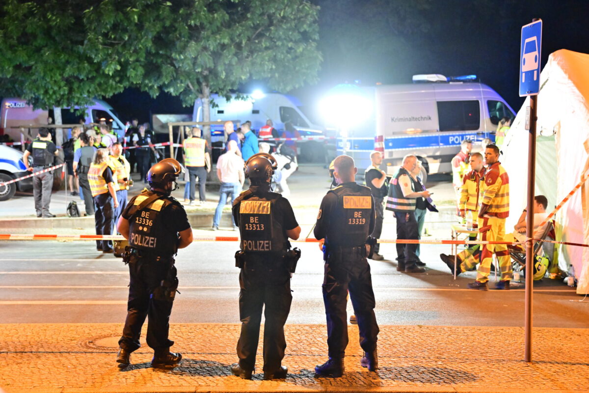 Une voiture percute la foule : scènes dramatiques lors du Christopher Street Day à Berlin – une femme décède