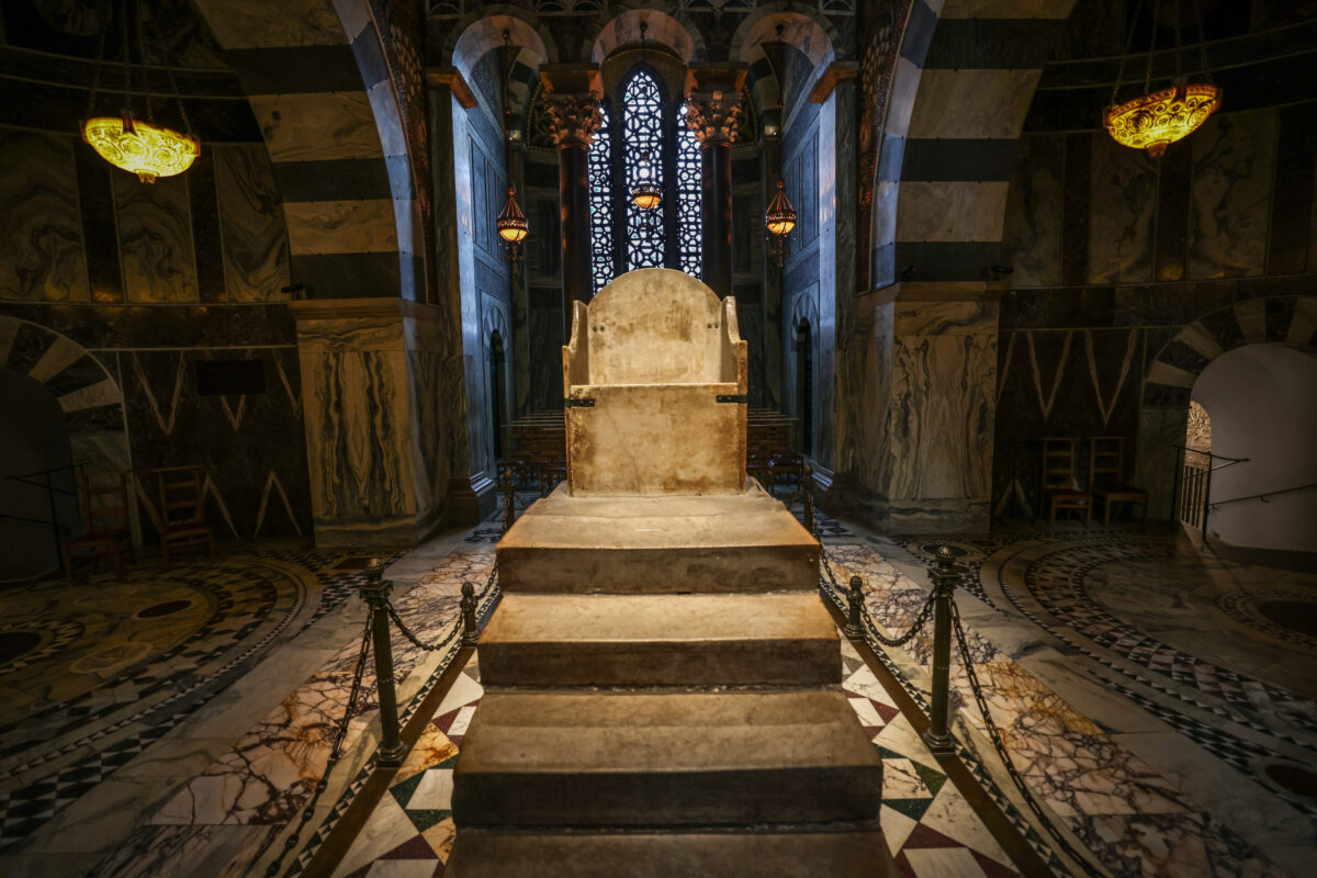 Les secrets du trône de Charlemagne : « Charlemagne est incontestablement le plus grand, du moins à Aix-la-Chapelle »