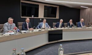 Le gouvernement approuve un paquet de réformes : crédit familial, Belfius, horaires de travail, loi sur le football et taxe sur les vols