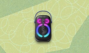 Ce haut-parleur Soundcore adapté à la piscine est à 35 % de réduction en ce moment