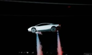 Tesla peut conduire et voler la tête en bas (VIDEO)