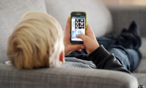 Interdiction des réseaux sociaux pour les enfants et les jeunes : la Commission européenne freine les efforts déployés au niveau national