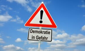 La société insatisfaite : Notre démocratie doit se réinventer (interjection)